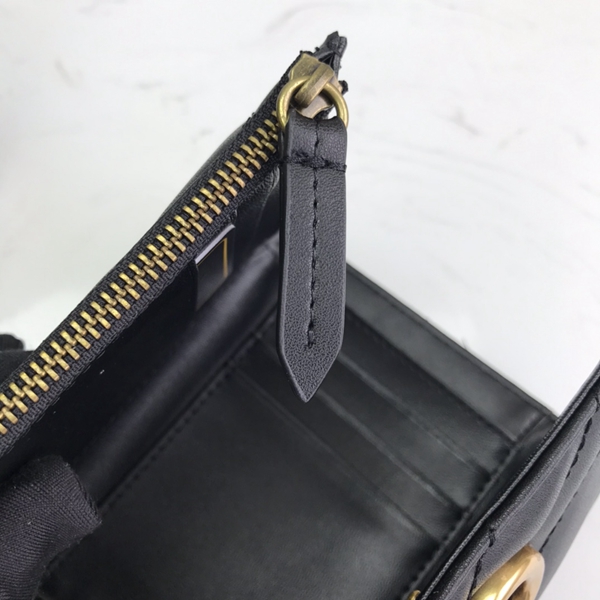 グッチ財布コピー着用イメージ